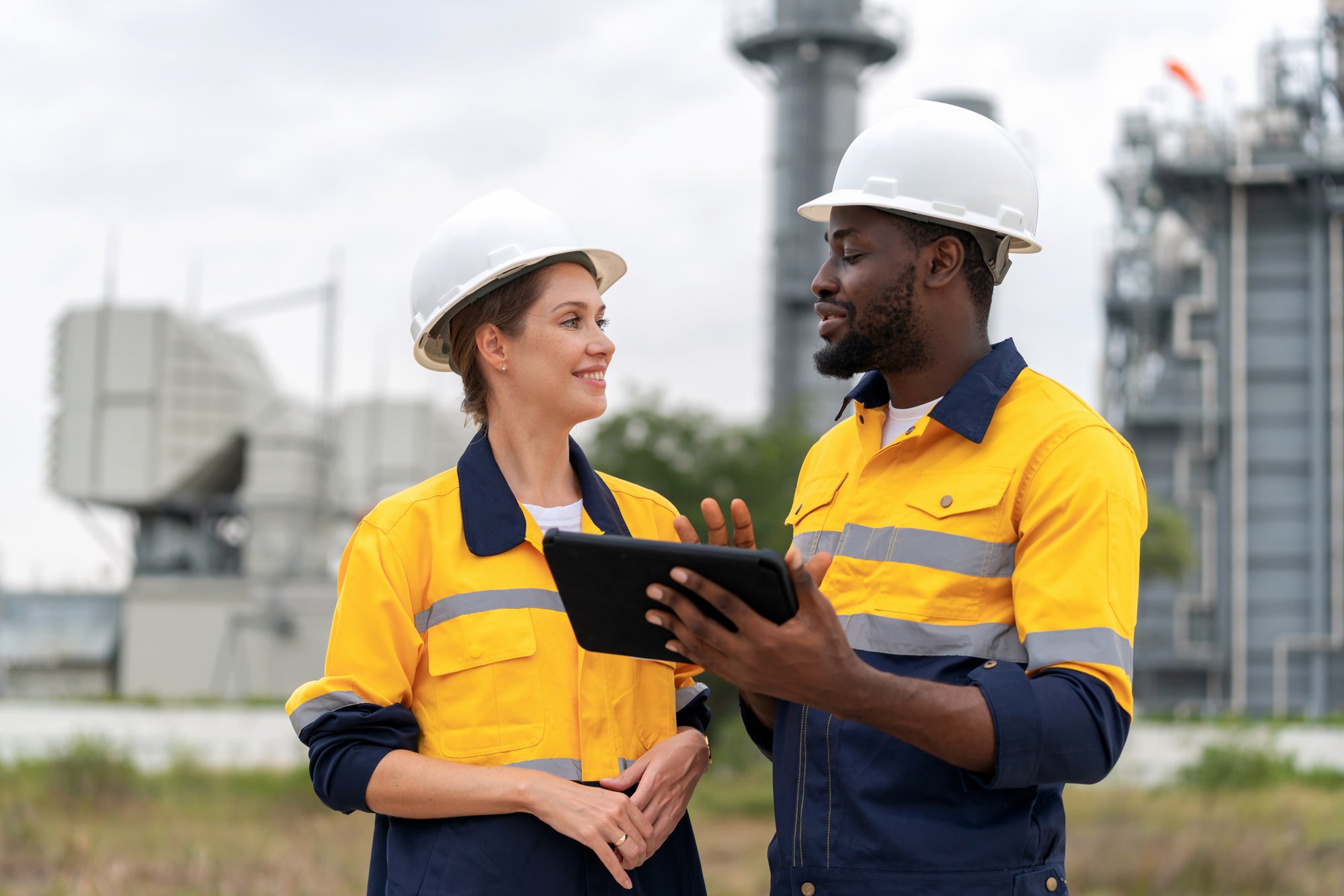 GettyImages-1654883912 Field operations tablet